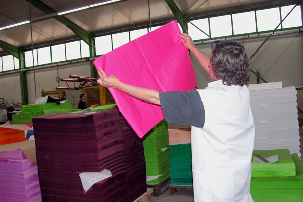 Atelier d'impression couleur ou imprimé des feuilles de papier de soie